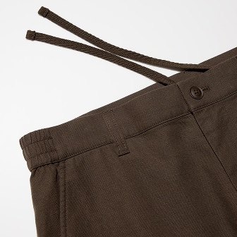 gros plan sur le cordon de serrage du Pantalon Relax en lin mélangé marron foncé