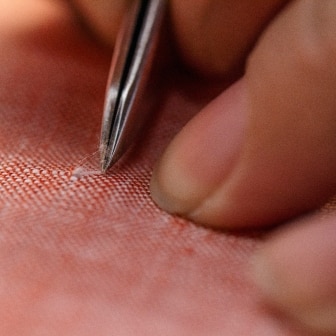 유니클로의 숙련된 작업자들이 한 번에 하나씩, 수작업으로 정성스럽게