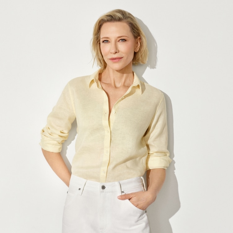 Cate Blanchett trägt Leinenhemd in hellem Gelb und weiße Jeans.