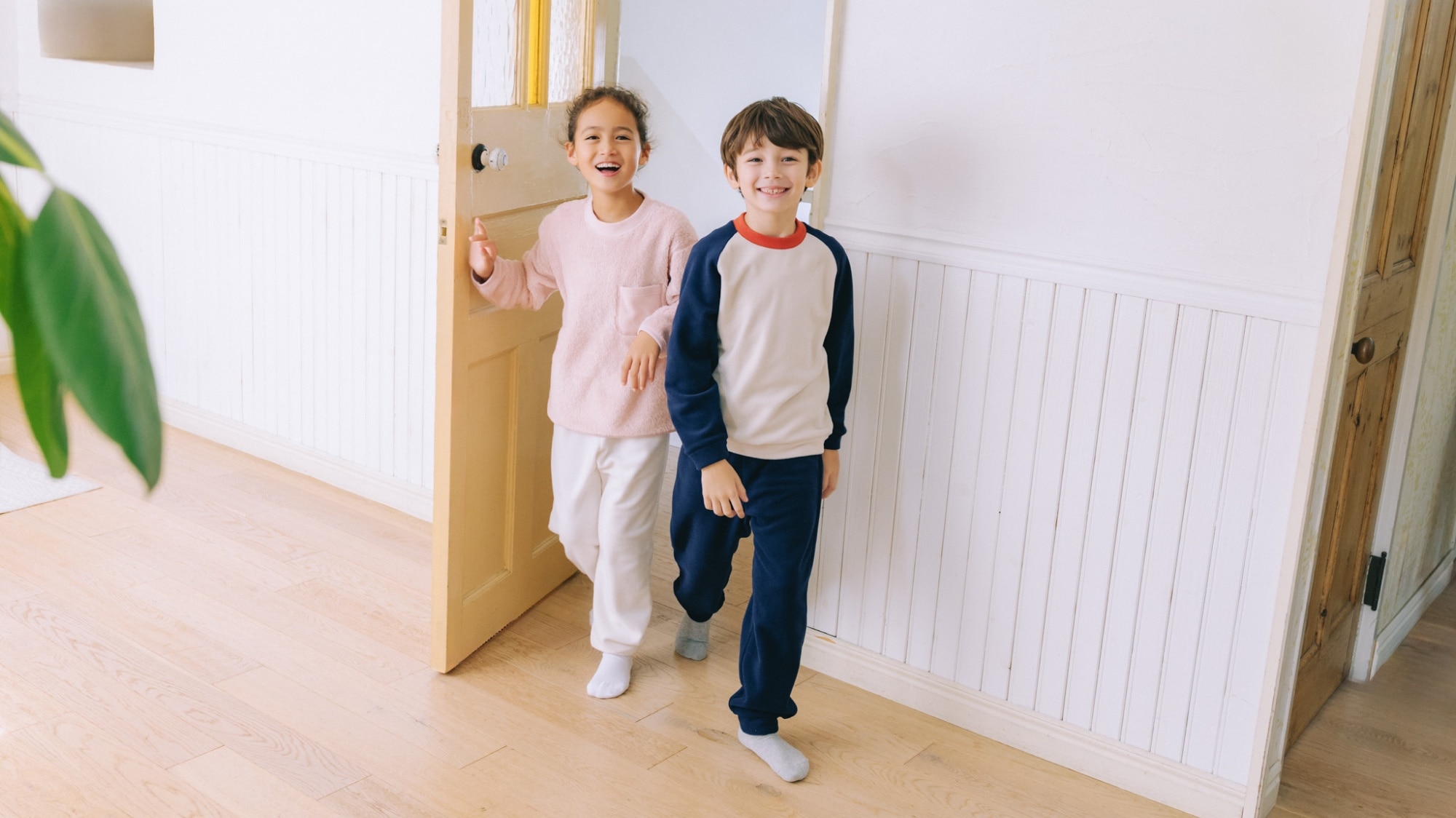 ルームウェア・パジャマを着用したモデル画像