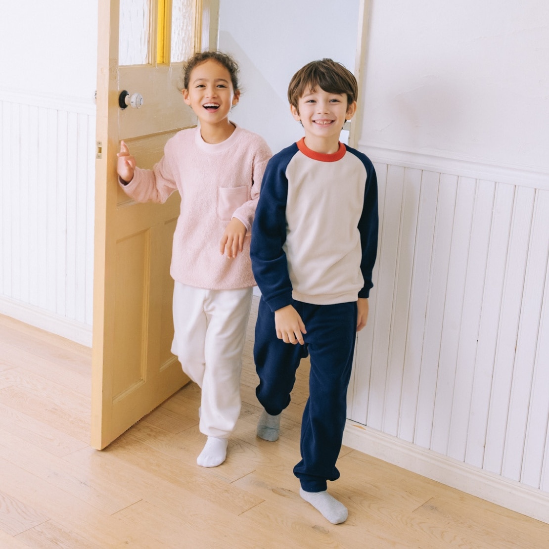 ルームウェア・パジャマを着用したモデル画像