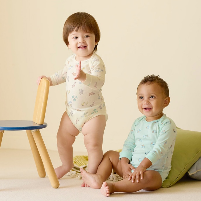 新生児服・乳児服（0歳〜2歳） 繊細で敏感な赤ちゃんの着心地を考 えた、素材とデザイン。