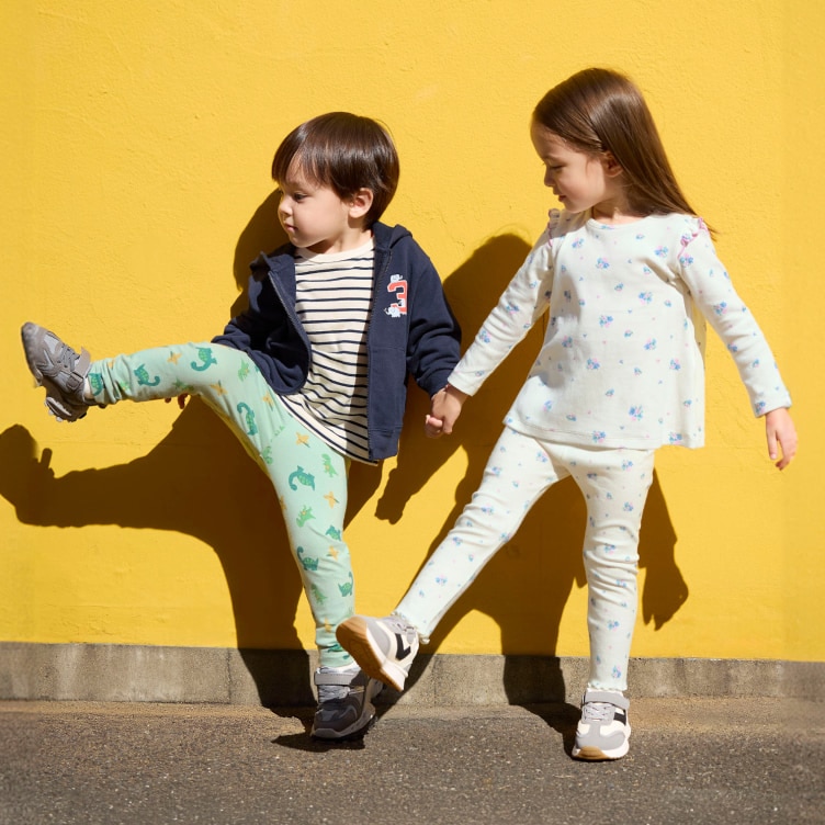 two models wearing UNIQLO leggings