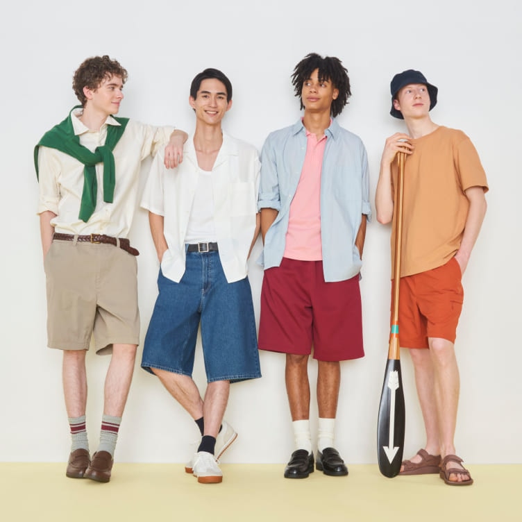 유니클로의 다양한 남성 반바지를 입고 있는 사진