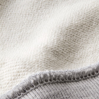 It doesn't crumple easily even when washed, so it can keep its beautiful appearance for a long time. In addition, neck tape is applied to the neck line to prevent sagging even after repeated washing. 