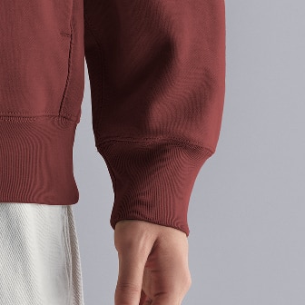 The sizing has been carefully adjusted for a flattering fit that harmonizes beautifully with the body while gently hugging the wrist.