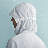 A wide brim and an adjuster at the back with a water repellent surface. *JIS L 1925 : 2019.