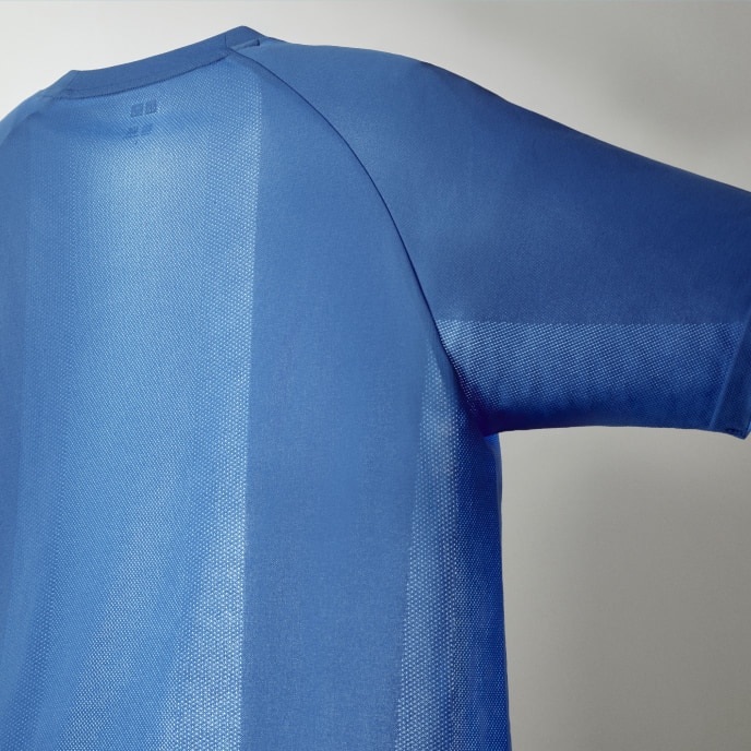 un T-shirt DRY-EX étiré pour révéler les zones de mesh pensées pour ajouter de la respirabilité au dos et au niveau des aisselles