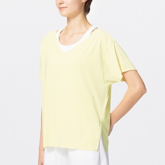 model wearing AIRism Relaxed V neck T-Shirt in yellow