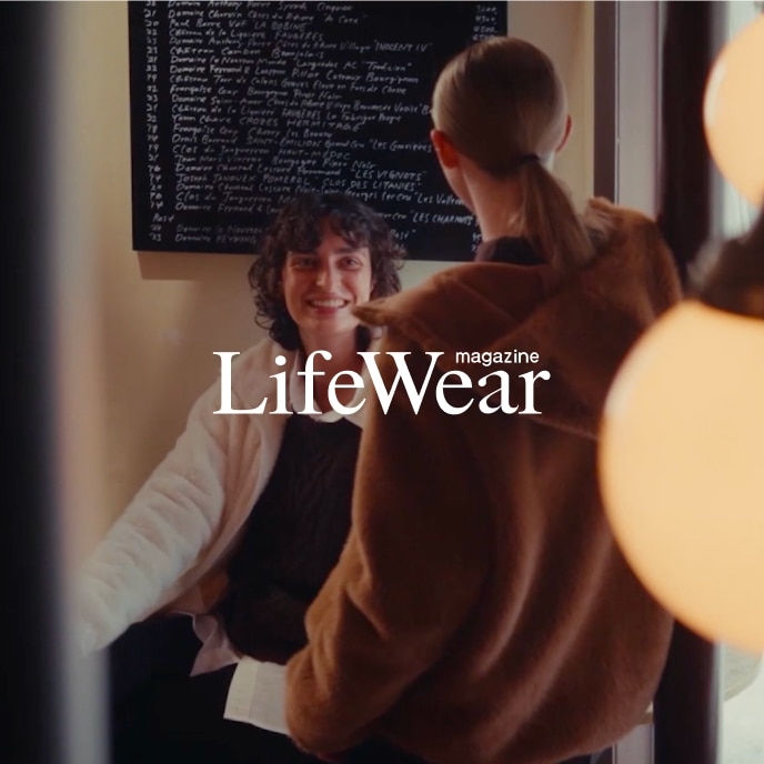 two models wearing Fluffy Yarn Fleece Full-Zip Jacket, Regular Fit Oxford Shirt and
HEATTECH Leggings and Hooded Jacket, Light Soufflé Yarn Crew Neck Jumper, Rayon Blouse and HEATTECH Extra Warm Cashmere Blend Leggings while greeting each other in a café