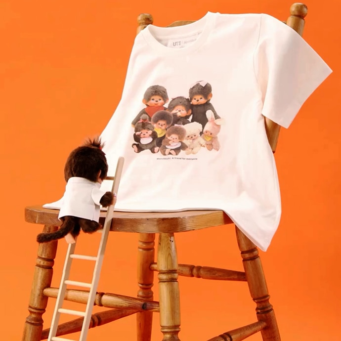 歴代のモンチッチが勢揃いした本コレクションを代表する1枚です。レギュラーフィットでどんなスタイリングにも合わせやすいTシャツです。 FRONT