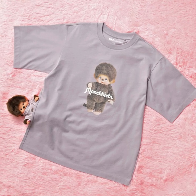 フロントにモンチッチとロゴが可愛くプリントされた1枚です。昔のモンチッチの写真を使用していて、目が青いのが特徴です。 FRONT