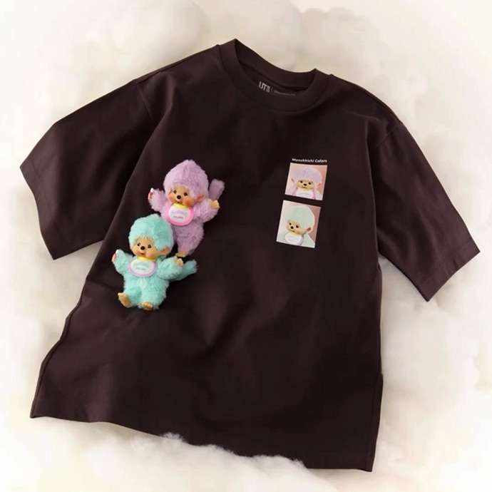 胸元にカラーズのモンチッチが描かれたフォトTシャツ。ブラックのボディカラーに映えるモンチッチが印象的な1枚です。 FRONT