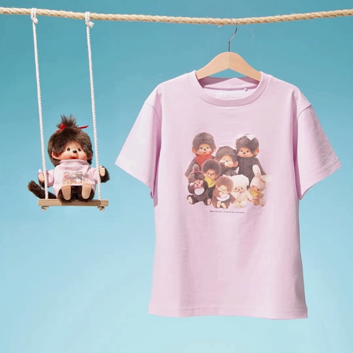 歴代のモンチッチが勢揃いした本コレクションを代表する1枚です。ウィメンズUTとデザインが連動している可愛い1枚です。 FRONT