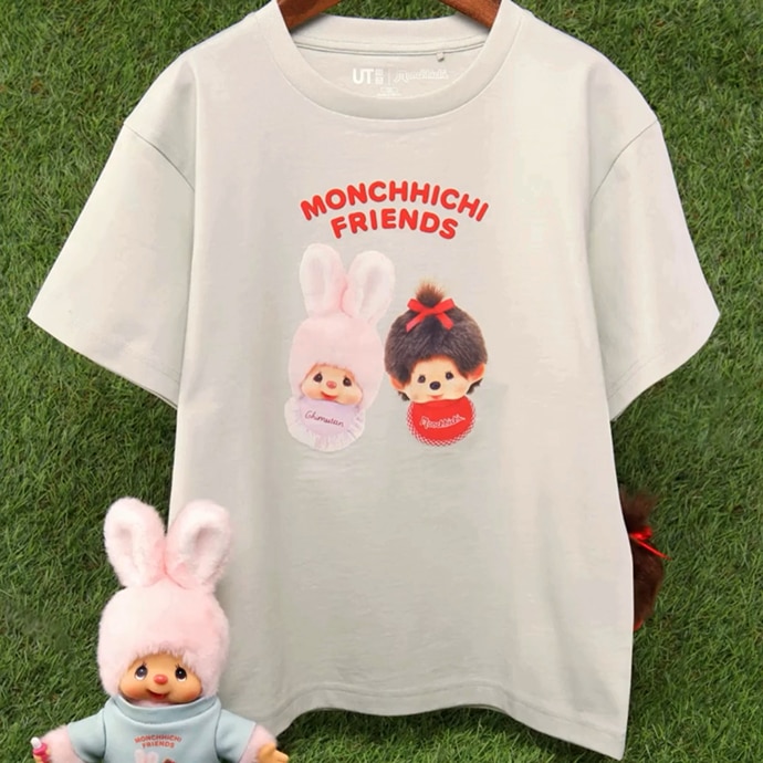 うさぎの女の子「チムたん」とモンチッチちゃんがフロントに仲良く描かれた1枚。淡いボディカラーで可愛いTシャツです。 FRONT