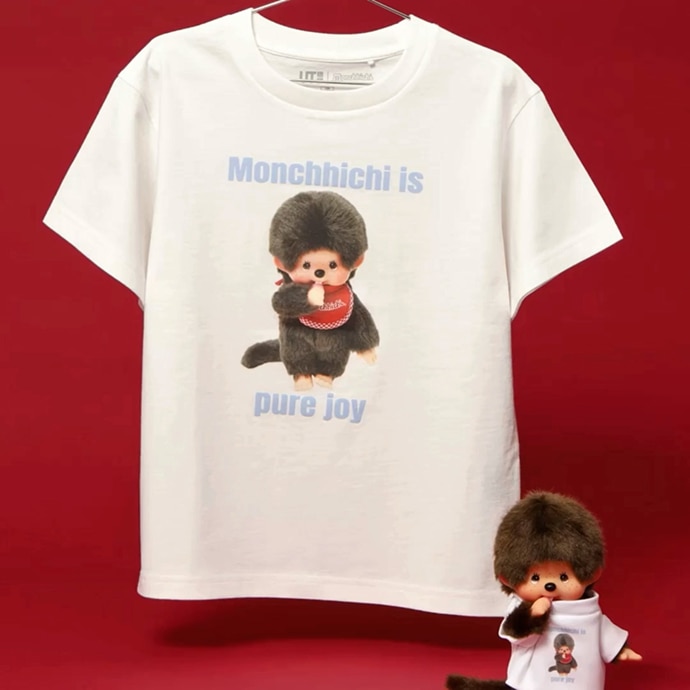 モンチッチらしいチャーミングな指を加える姿のデザイン。1974年当初から変わらない愛くるしいポージングを収めた1枚です。 FRONT