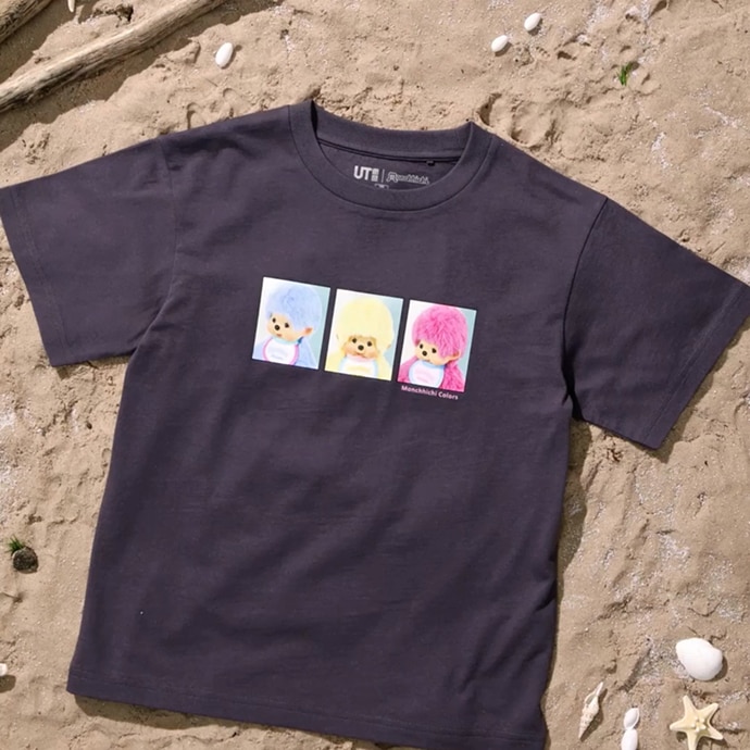 昨今人気を集めるモンチッチカラーズを胸元に並べた1枚。カラフルな配色がボディカラーのブラックに映えるデザインです。 FRONT