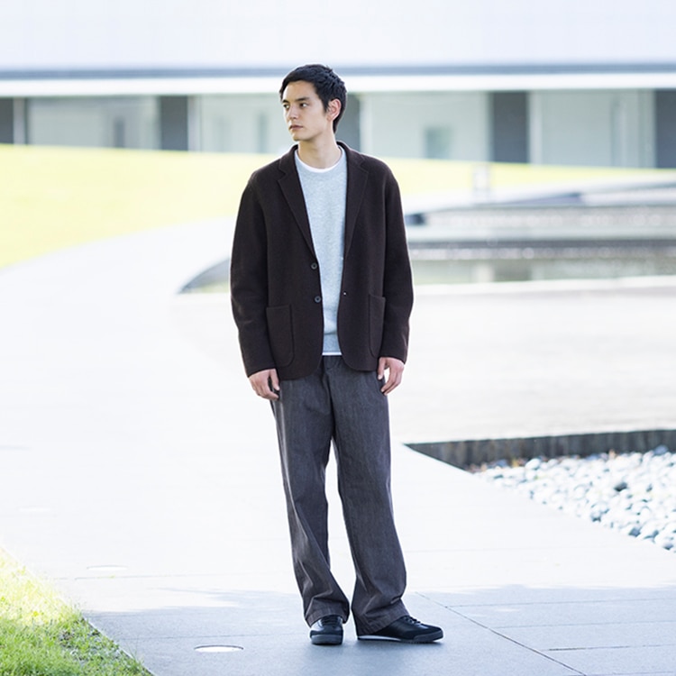 きちんと感と軽やかさを両立し、さまざまな着こなしに使える一枚