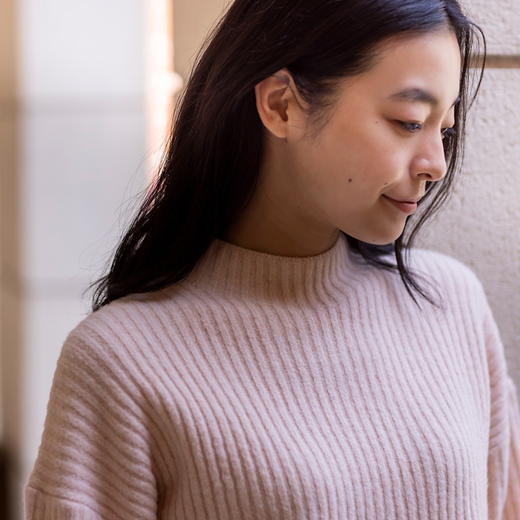 すっきりと着こなせるネックの高さにアップデート