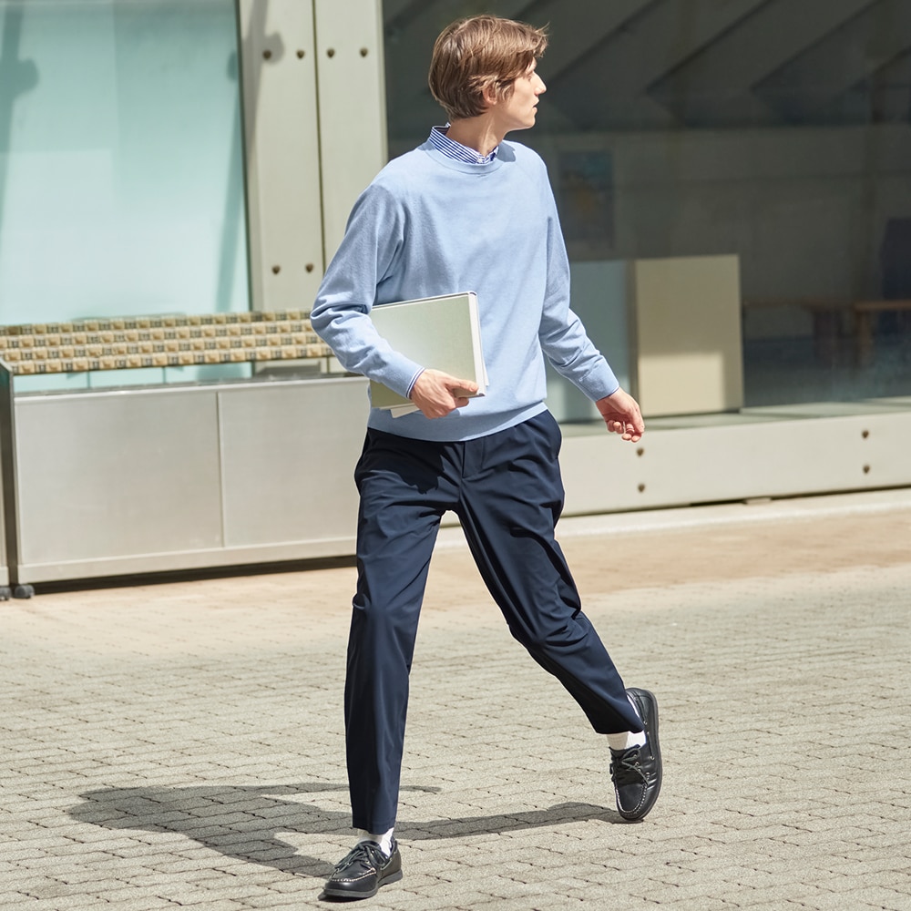 울트라 스트레치 팬츠와 봄니트로 스타일링한 모던 비즈니스 룩