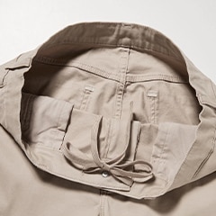 Drawstring yang dapat dilepas memberikan fit yang lebih leluasa.
