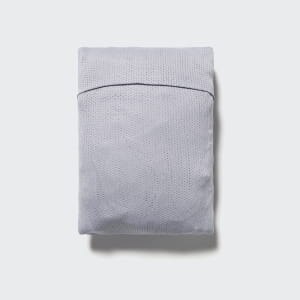 今シーズンから、ポケットの裏にコンパクトに収納ができるデザインに。日差しが気になる季節のお出かけに便利です。