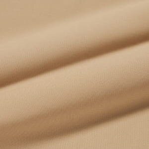 きれいな落ち感があり、さらりと着心地がいいレーヨン素材。洗濯機で洗ってもシワになりにくい。※洗濯後、形を整えて干してください。