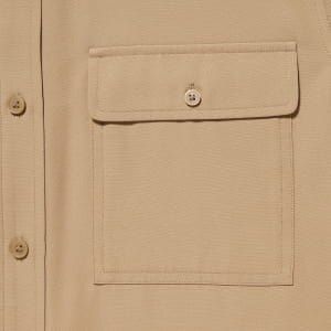大きめのフラップ付きダブルポケットは、着こなしのアクセントに。
