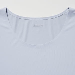 襟元はシームレス使用で、肌あたり滑らか。快適な着心地です。