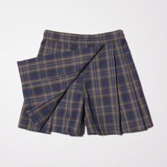 Ce short est facile à enfiler et se porte comme une jupe.