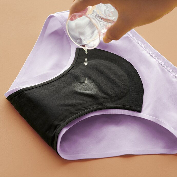 Absorbe rapidement jusqu'à 25 à 30 millilitres* de liquide. Reste en place pour une tranquillité d'esprit toute la journée.