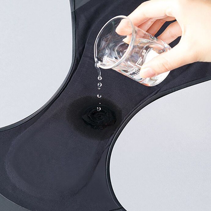 Absorbe 30 à 40 ml de liquide. Absorbe instantanément l'humidité et permet de rester au sec. La couche absorbante est ajustée à la section de l'entrejambe pour qu'elle reste en place lorsque vous bougez, et elle est suffisamment absorbante pour être utilisée toute la nuit.