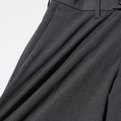 도레이와 유니클로가 공동 개발한 소재로 구현한 경량, 신축성, 드라이 기능을 갖춘 고기능 제품