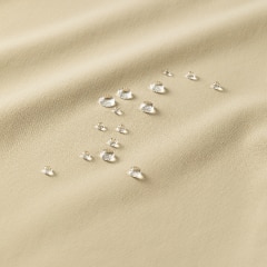 The watter-repellent finish protects you from light rain.