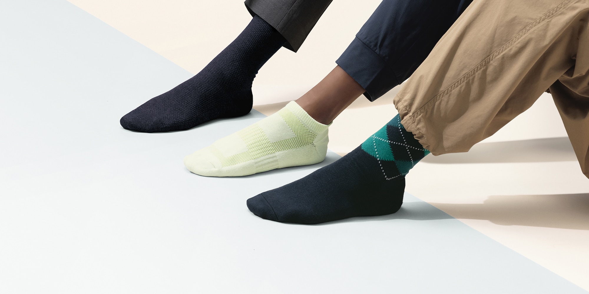 모던한 컬러와 디자인으로
모든 룩에 매치하기 좋은 삭스