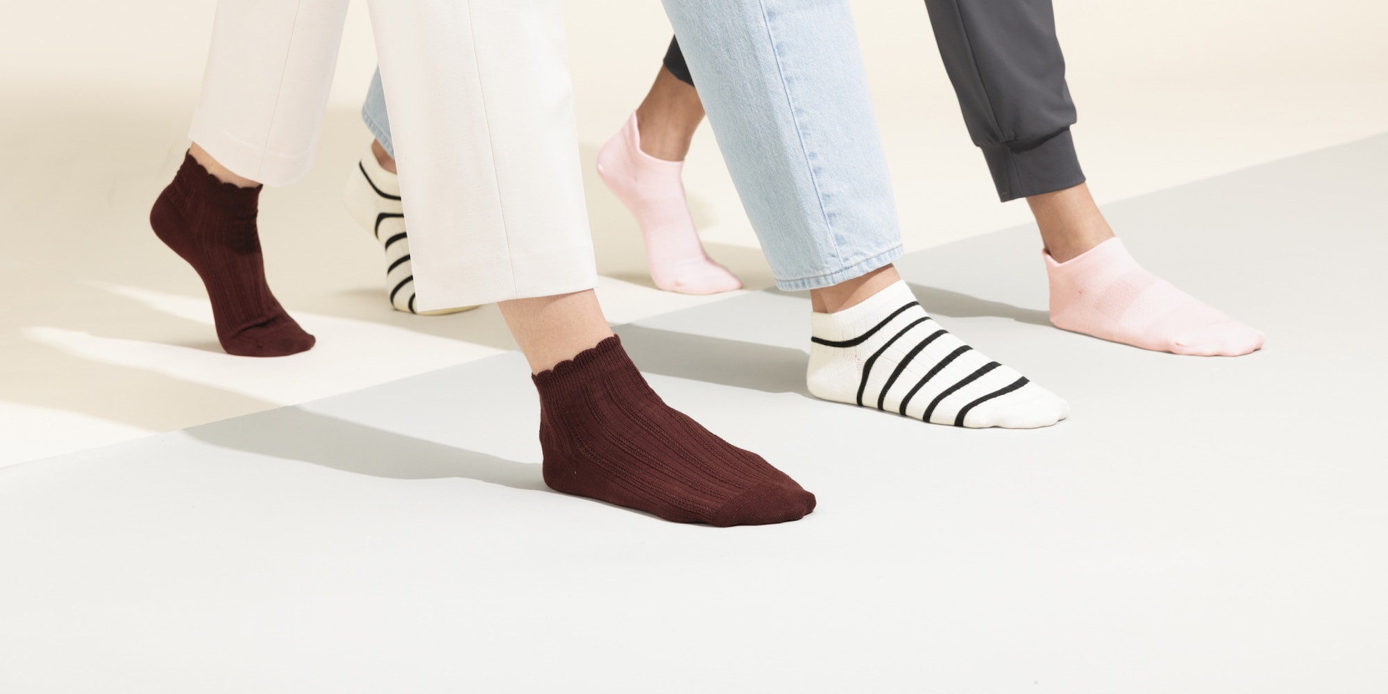 모던한 컬러와 디자인으로
모든 룩에 매치하기 좋은 삭스