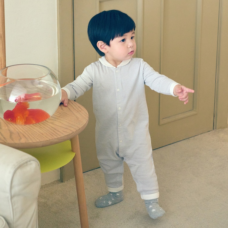 잘 늘어나는 소재로 활동성이 좋으며 입히기도 편안한 립 커버올과 살로페트