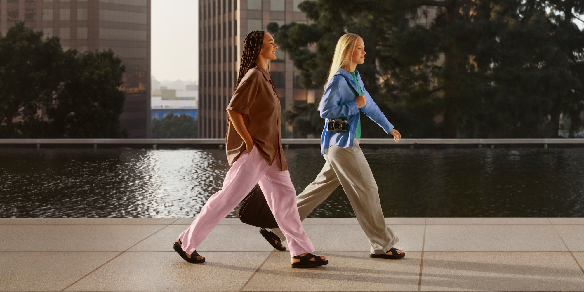 유니클로 글로벌 엠버서더 케이트 블란쳇의 린넨 셔츠 스타일링 이미지