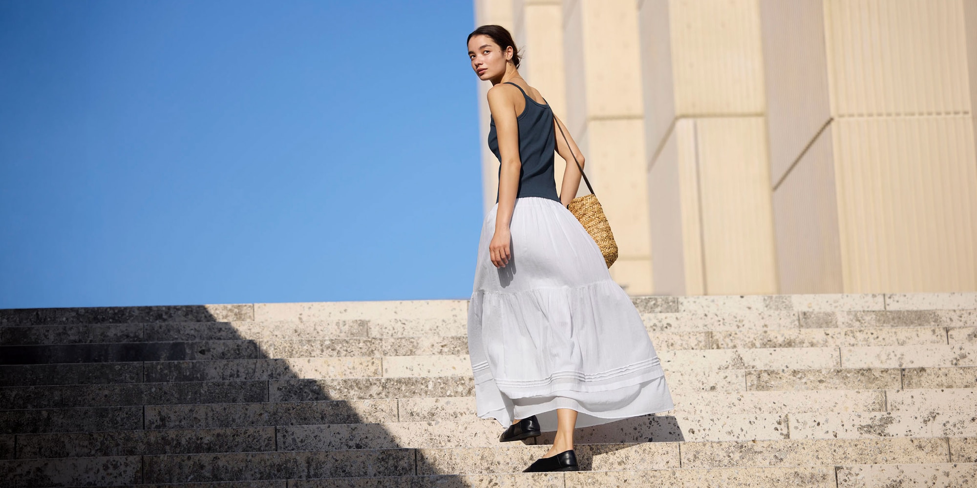 한 걸음 더 가볍게, 한층 더 우아하게. 유니클로 스커트