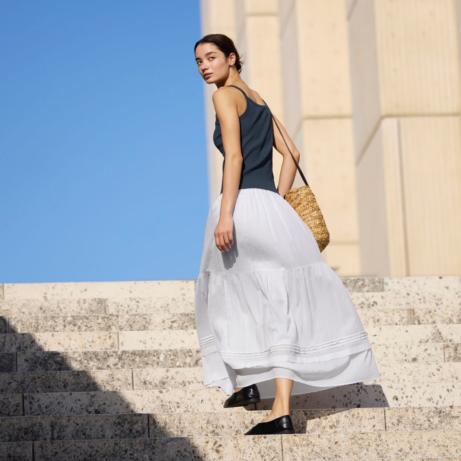 한 걸음 더 가볍게, 한층 더 우아하게. 유니클로 스커트