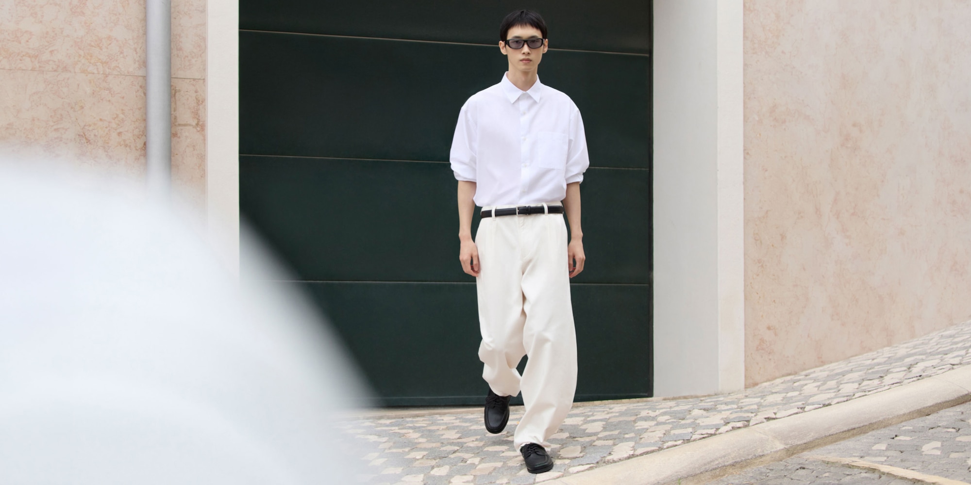 다양한 소재와 디자인으로 구성된 와이드 팬츠