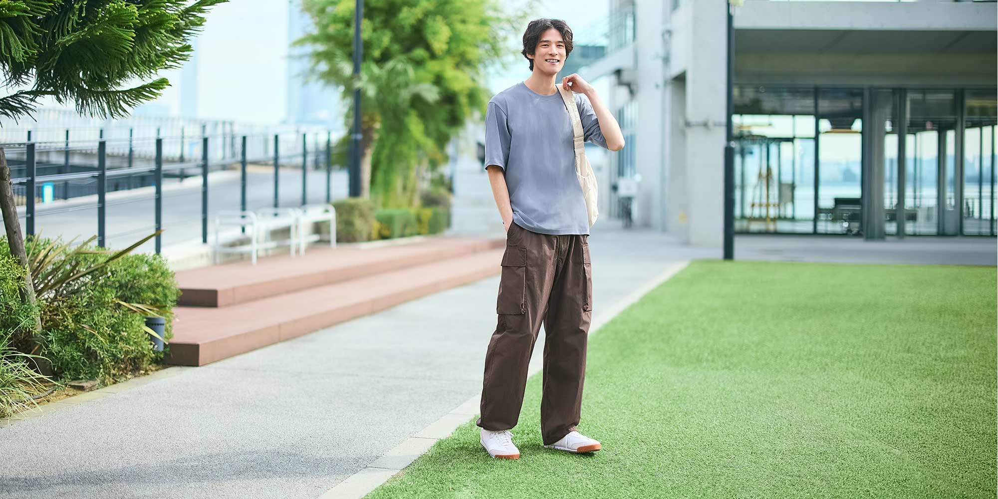 다양한 소재와 디자인으로 구성된 와이드 팬츠