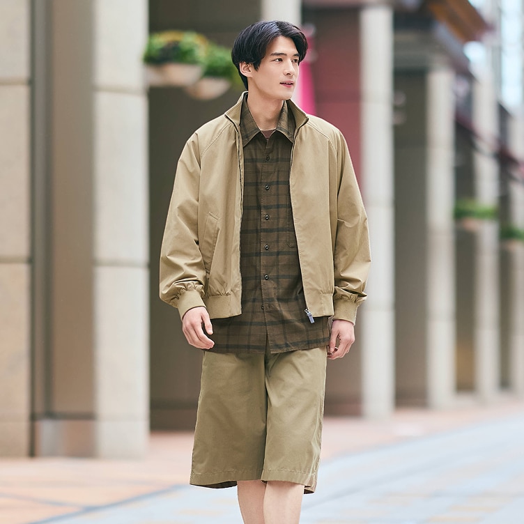 고밀도 직조로, 자연스러운 주름과 고급스러움, 적당한 탄력과 부드러운 감촉의 원단을 사용한 해링턴 재킷 착용 이미지