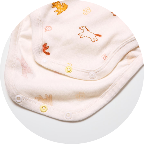 금속 알러지를 고려하여 플라스틱 스냅 버튼을 사용하고, 엇갈림 방지를 위해 색상을 다르게 적용했습니다.