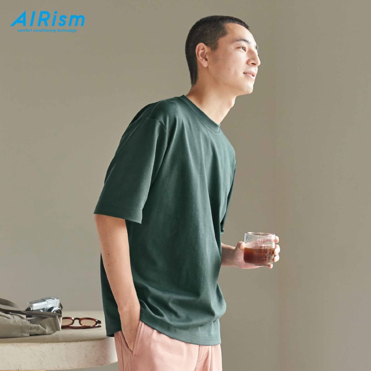 여름철 시원한 착용감을 제공하는 에어리즘 티셔츠 스타일 이미지
