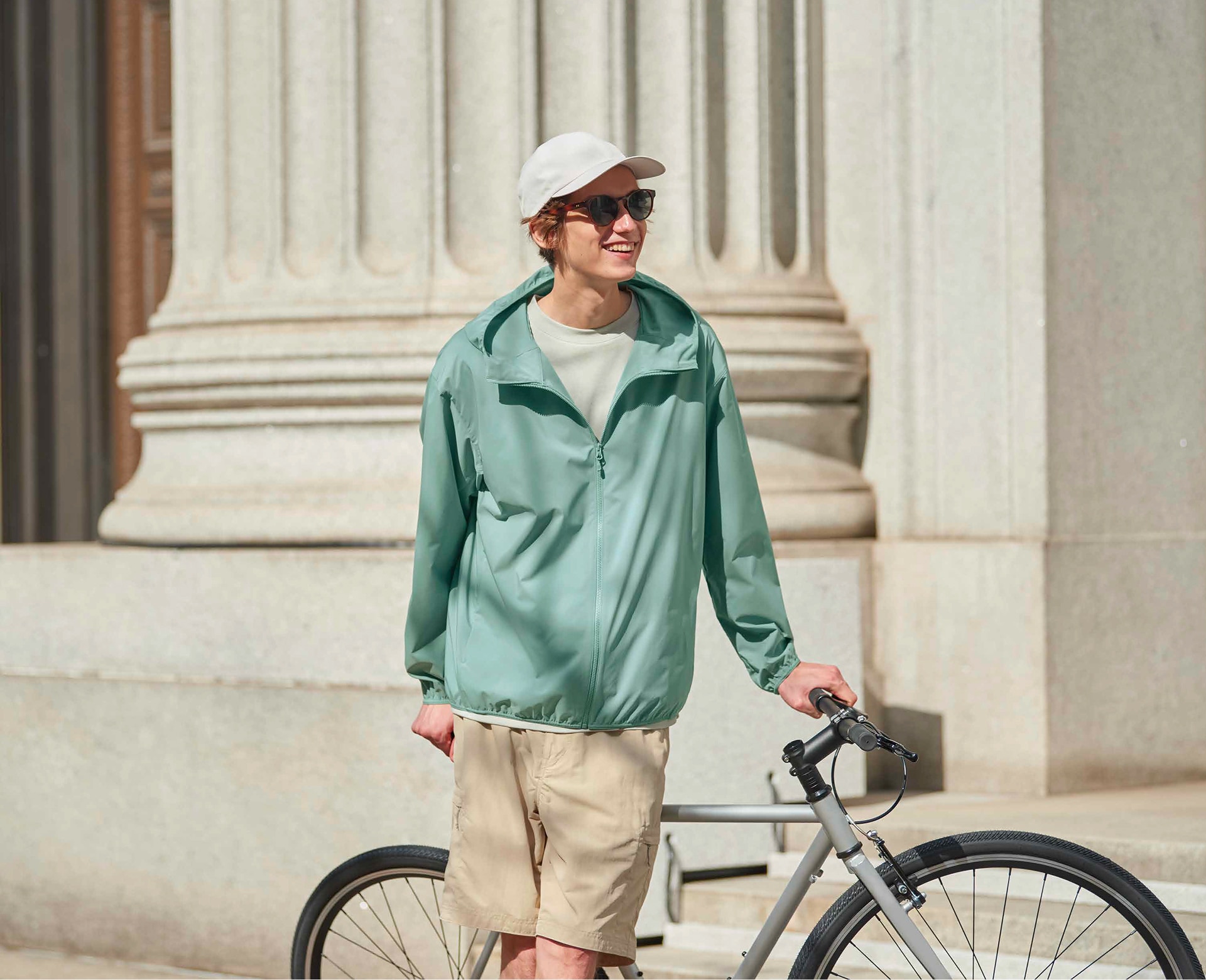 아웃도어씬에서 활용하기 좋은 아우터, 팬츠 제품을 만나보세요.