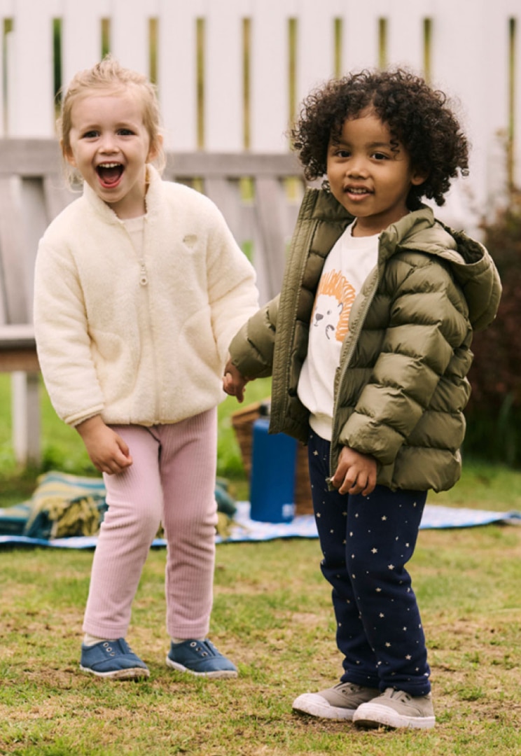 아웃도어씬에서 활용하기 좋은 후리스 제품을 만나보세요.