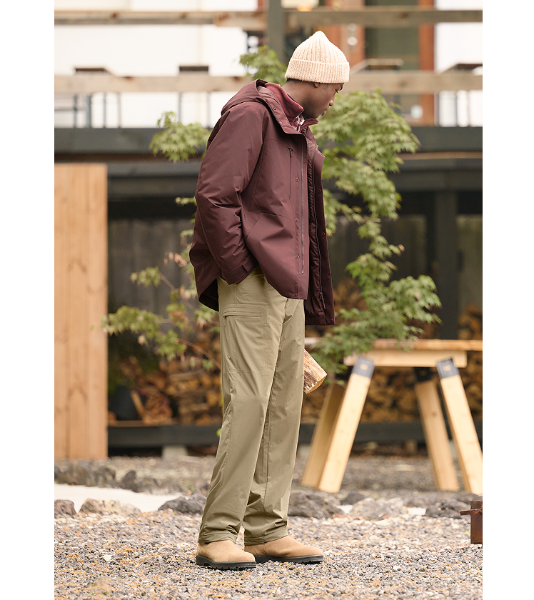 아웃도어씬에서 활용하기 좋은 아우터, 팬츠 제품을 만나보세요.