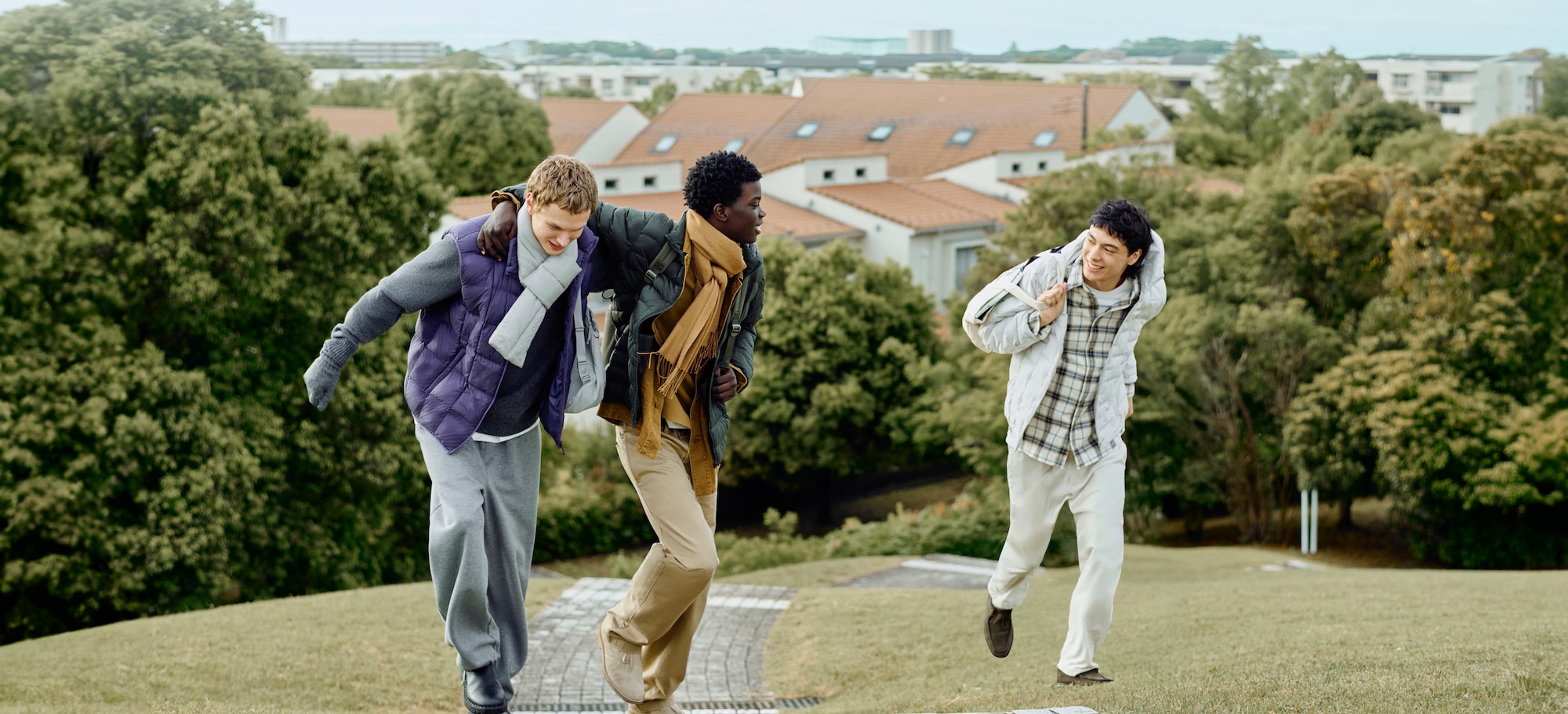 아웃도어씬에서 활용하기 좋은 아우터, 팬츠 제품을 만나보세요.