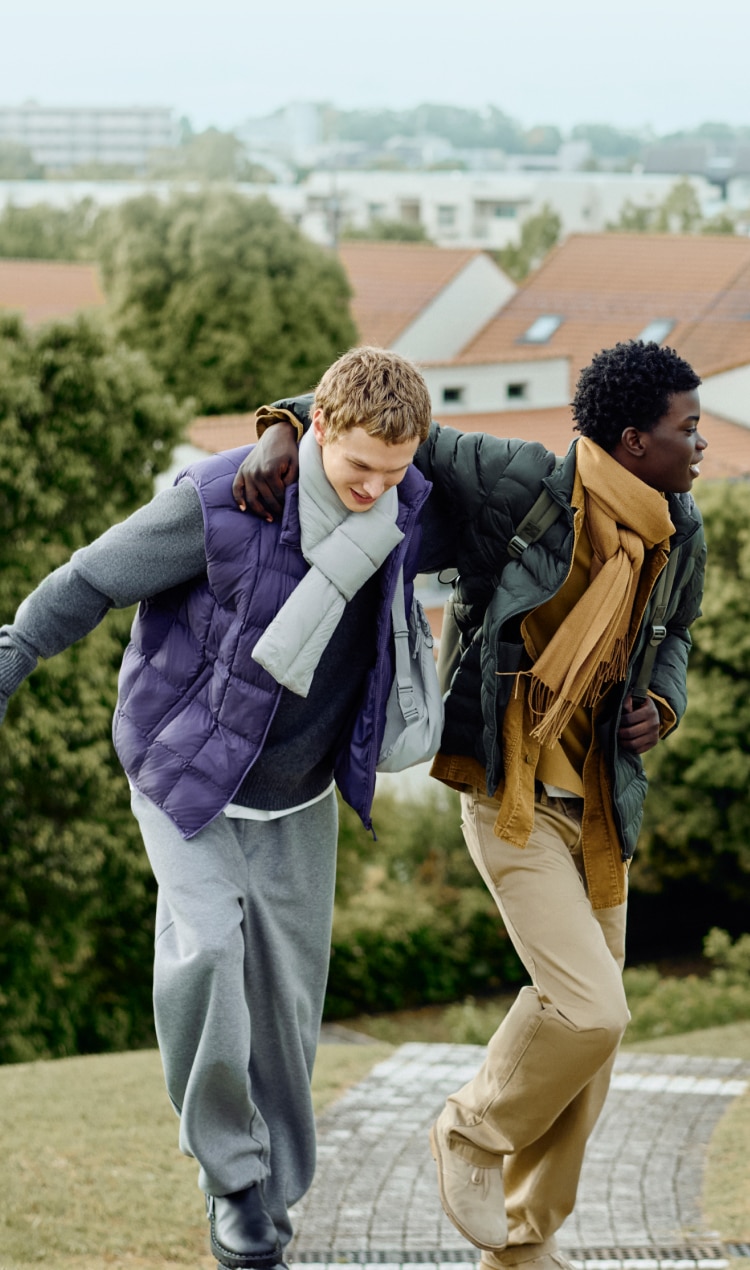 아웃도어씬에서 활용하기 좋은 아우터, 티셔츠, 쇼트팬츠 제품을 만나보세요.